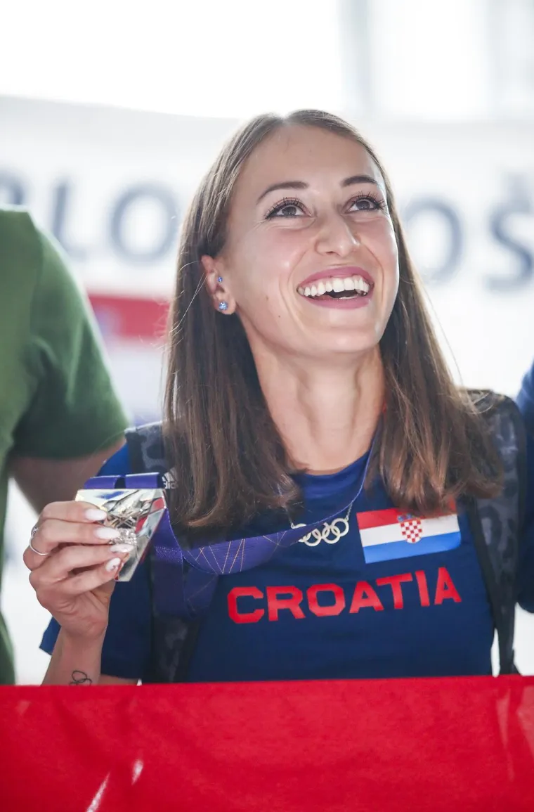 Srebrna hrvatska maratonka stigla u Zagreb: Pogledajte kako je dočekana djevojka koja je ispisala povijest