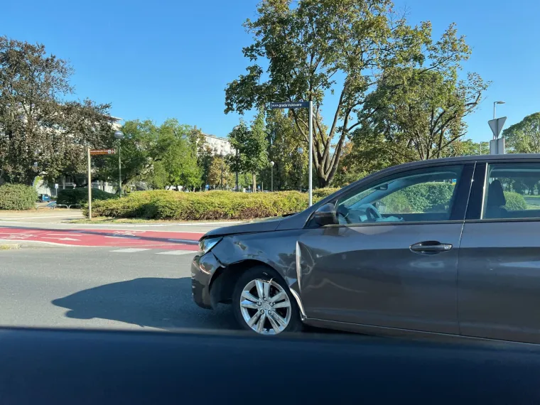 Prometna nesreća kod dvorane Lisinski: Sudarila se dva auta, stvaraju se gužve na križanju