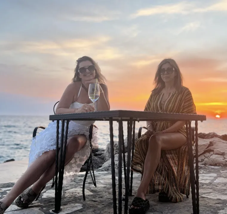 "A ja jo&scaron; uvijek lovim zalaske sunca! Kažu da su najljep&scaron;i na otvorenom moru i ne lažu! Kažu i da ako va&scaron; muž ne voli va&scaron;e prijatelje ne voli ba&scaron; ni vas jer vi se zrcalite u svojim prijateljima! Cure, ne vjerujte mu&scaron;karcu koji vas želi mijenjati, produžiti vam suknju, promijeniti frizuru, ekipu, posao!"