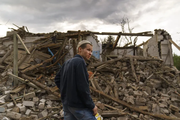 Velika tuga na istoku Ukrajine: Ovi ljudi su ostali bez svega u novom raketiranju, bespomoćno gledaju ru&scaron;evine