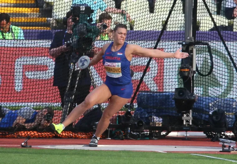 Hrvatska trobojka u rukama u noći za pamćenje: Draga nacijo, ustanite i naklonite se velikoj Sandri Perković: 'Jedna je od najvećih svih vremena'