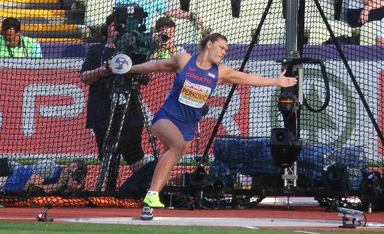 Hrvatska trobojka u rukama u noći za pamćenje: Draga nacijo, ustanite i naklonite se velikoj Sandri Perković: 'Jedna je od najvećih svih vremena'