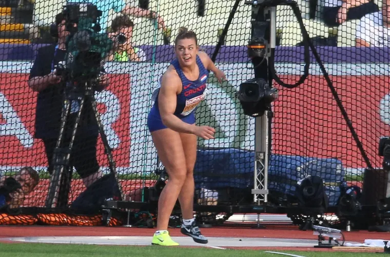 Hrvatska trobojka u rukama u noći za pamćenje: Draga nacijo, ustanite i naklonite se velikoj Sandri Perković: 'Jedna je od najvećih svih vremena'