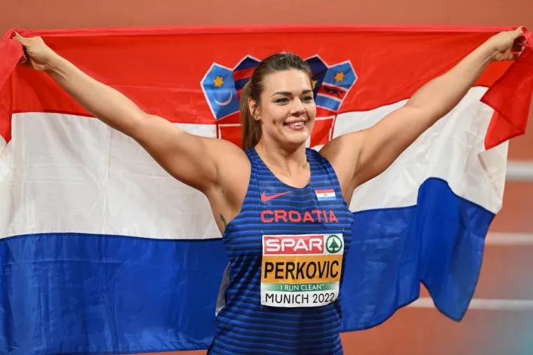 Hrvatska trobojka u rukama u noći za pamćenje: Draga nacijo, ustanite i naklonite se velikoj Sandri Perković: 'Jedna je od najvećih svih vremena'