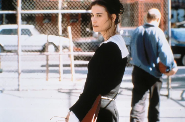 Demi Moore je imala komplicirano djetinjstvo, majka je jedva spajala kraj s krajem, a onda je glumica kasnije objasnila: &quot;Nismo bili krajnje siromašni, ali nismo imali puno novca.&quot; Napomenula je: &quot;U ovu sam karijeru ušla bez pozadine ili veze s glumom. Imala sam tako malo, nisam imala što izgubiti, ali sam zato imala sve za dobiti&quot;, zaključila je Moore u jednom intervjuu, prenosi Bright Side. Demi je zato danas posvećena dobrotvornom radu i nagrađena je za predani rad u borbi protiv trgovine ljudima sa svojom neprofitnom organizacijom.