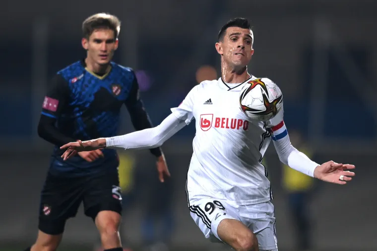 1. mjesto (Ivan Krstanović) - Očekivano na vrhu, lista klubova za koje je nastupao je velika. Nastupao je za Zadar, Lokomotivu, Zagreb, Rijeku, Dinamo i Slaven Belupo u kojem igra i danas. Prvi je na listi strijelaca među aktivnim igračima, no malo mu nedostaje da bude prvi i na vječnoj listi strijelaca. Ispred njega su još samo Davor Vugrinec sa 145 i Mario Cvitanović sa 126 pogodaka. U dresu Slavena ima 41 pogodak i sedam asistencija, dok u HNL-u ima ukupno 118 pogodaka.