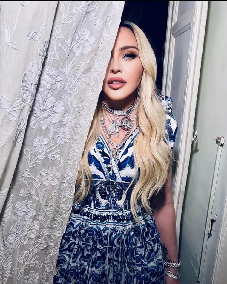 U stankama između ozbiljnih veza i brakova, Madonna je vodila buran ljubavni život, a o provokativnim detaljima svojih ljubavnih pothvata otvoreno je govorila u javnosti, ne ustručavajući se podgrijavati glasine o svojoj biseksualnosti.