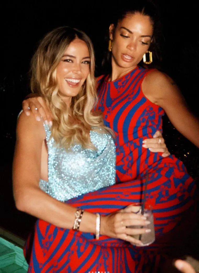 Diletta objavila slike s rođendana pa se snimala s prijateljicom u oskudnoj odjeći. Goleme grudi joj zamalo ispale iz grudnjaka