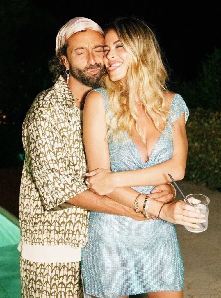 Diletta objavila slike s rođendana pa se snimala s prijateljicom u oskudnoj odjeći. Goleme grudi joj zamalo ispale iz grudnjaka