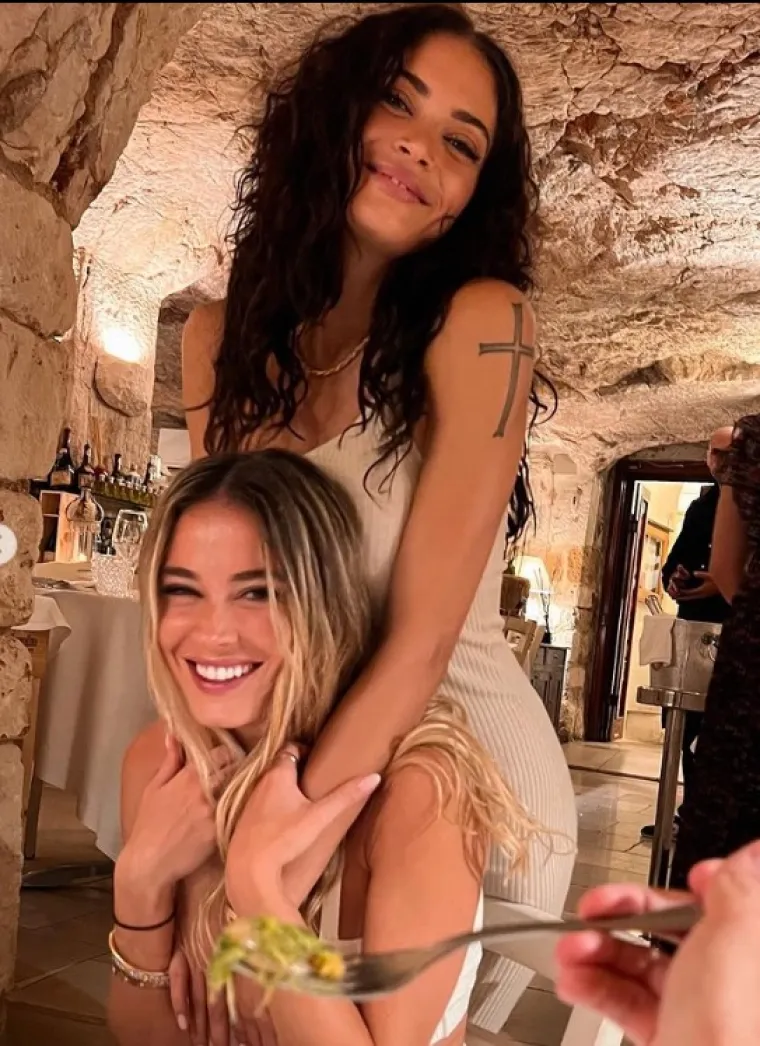 Diletta objavila slike s rođendana pa se snimala s prijateljicom u oskudnoj odjeći. Goleme grudi joj zamalo ispale iz grudnjaka