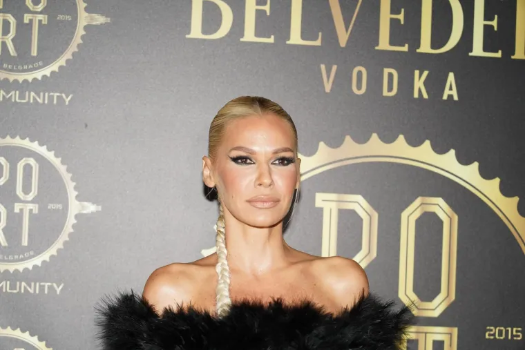 'Srpska Pamela Anderson' provocirala požudu na beogradskom splavu, kako drugačije objasniti ovo vruće izdanje?
