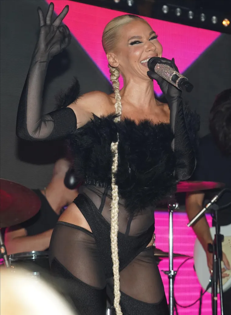 'Srpska Pamela Anderson' provocirala požudu na beogradskom splavu, kako drugačije objasniti ovo vruće izdanje?