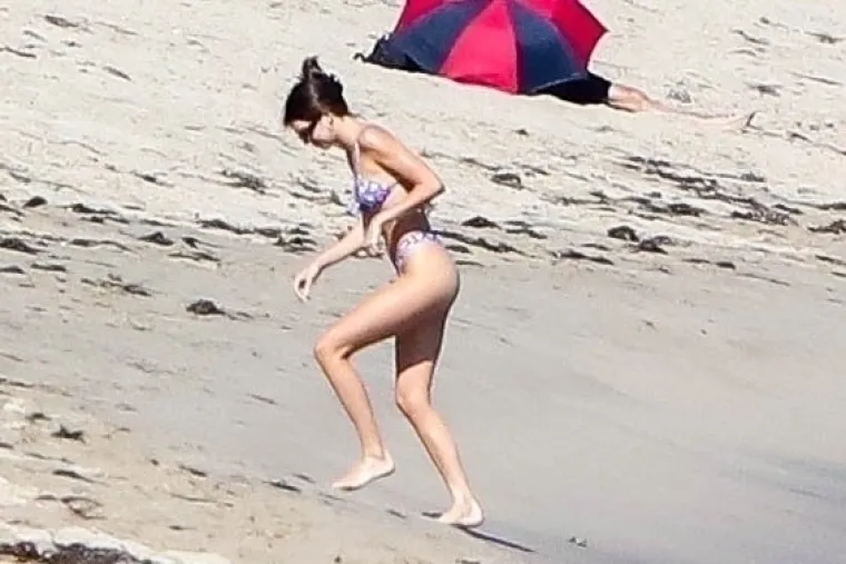 Kendall Jenner zna da se perfektno tijelo najbolje pokazuje u mikro bikinijima, a mi smo vam iskopali 50 najvrućih fotki