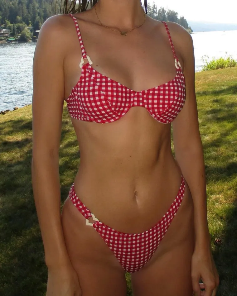 Kendall Jenner zna da se perfektno tijelo najbolje pokazuje u mikro bikinijima, a mi smo vam iskopali 50 najvrućih fotki