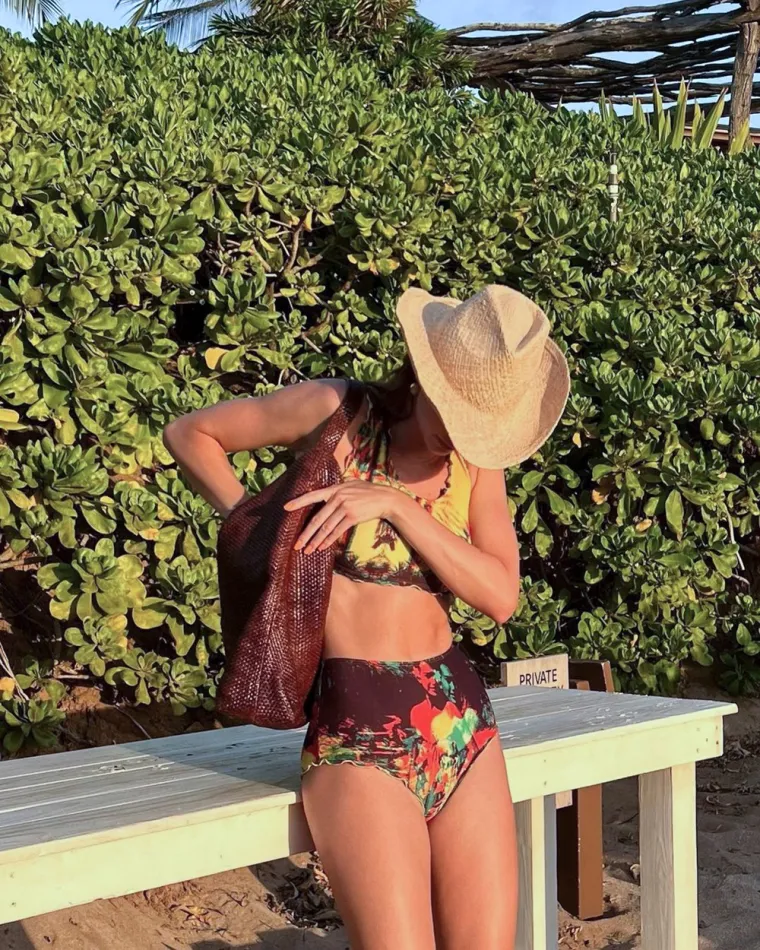 Kendall Jenner zna da se perfektno tijelo najbolje pokazuje u mikro bikinijima, a mi smo vam iskopali 50 najvrućih fotki