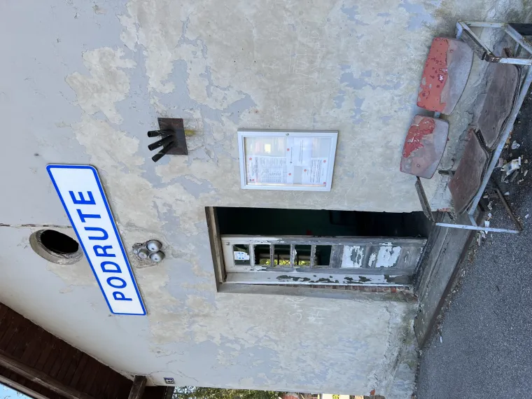 Ovo je postaja HŽ-a u kojoj putnici čekaju vlak: Ruglo od kojeg čovjeka hvata jeza nije se obnovilo već godinama