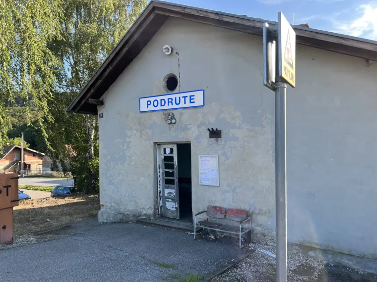 Ovo je postaja HŽ-a u kojoj putnici čekaju vlak: Ruglo od kojeg čovjeka hvata jeza nije se obnovilo već godinama