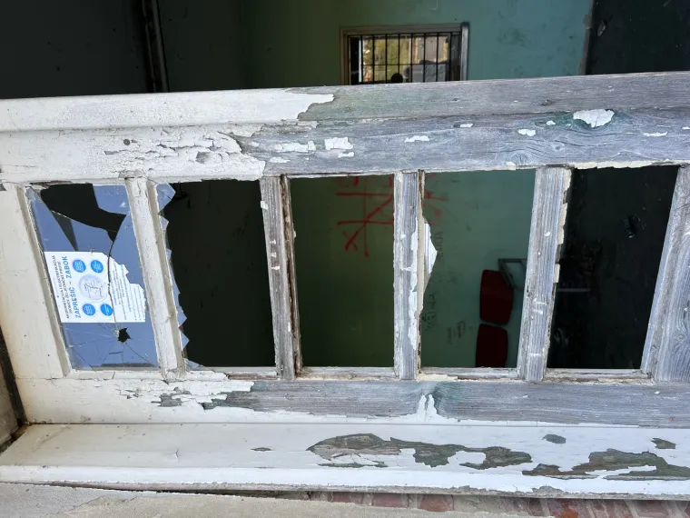 Ovo je postaja HŽ-a u kojoj putnici čekaju vlak: Ruglo od kojeg čovjeka hvata jeza nije se obnovilo već godinama