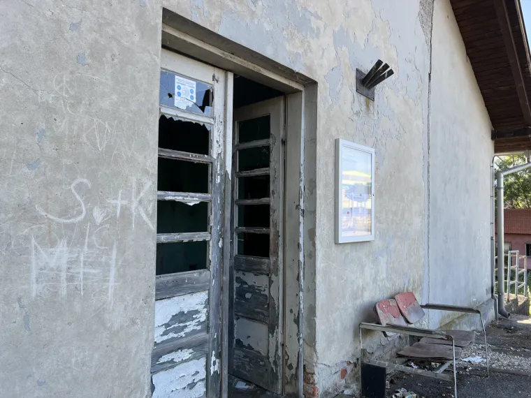 Ovo je postaja HŽ-a u kojoj putnici čekaju vlak: Ruglo od kojeg čovjeka hvata jeza nije se obnovilo već godinama