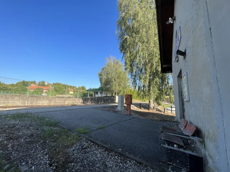 Ovo je postaja HŽ-a u kojoj putnici čekaju vlak: Ruglo od kojeg čovjeka hvata jeza nije se obnovilo već godinama