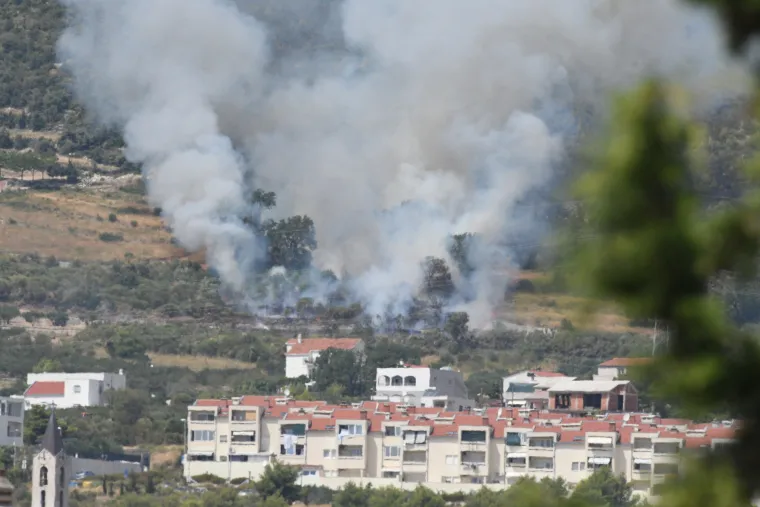 Dva velika požara iznad Kaštela buknula istodobno! Hitno poslali helikopter i čak tri kanadera