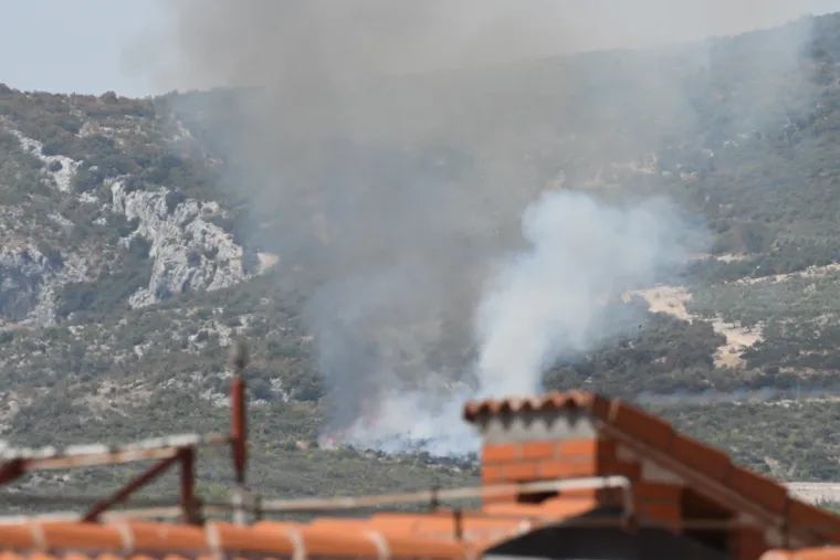 Dva velika požara iznad Kaštela buknula istodobno! Hitno poslali helikopter i čak tri kanadera