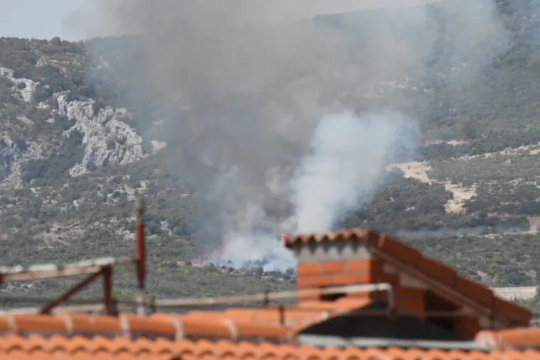 Dva velika požara iznad Kaštela buknula istodobno! Hitno poslali helikopter i čak tri kanadera