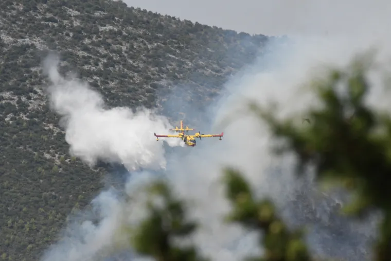 Dva velika požara iznad Kaštela buknula istodobno! Hitno poslali helikopter i čak tri kanadera