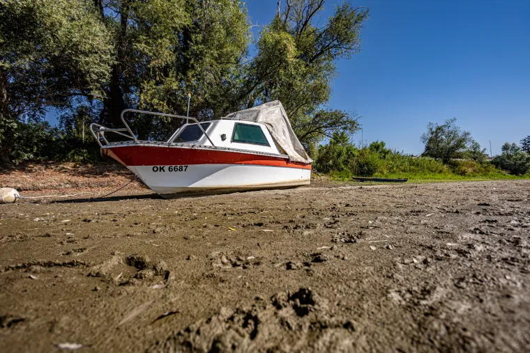 Nizak vodostaj rijeke Drave kod Osijeka.