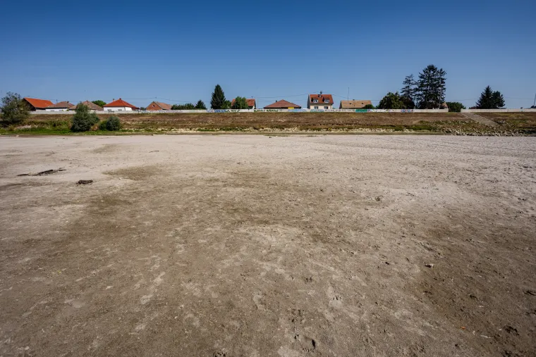 Nizak vodostaj rijeke Drave kod Osijeka.