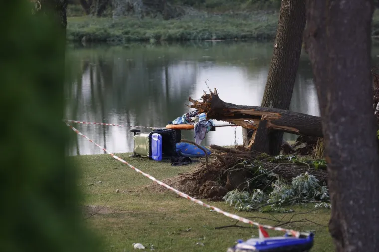 Brojne hitne službe bile su potrebne u pogođenim područjima do duboko u noć kako bi popravile &scaron;tetu. Na mnogim mjestima ceste i staze, kao i parkovi i &scaron;umske povr&scaron;ine jo&scaron; uvijek su zatvoreni, jer postoji opasnost da bi ostala stabla mogla pasti.