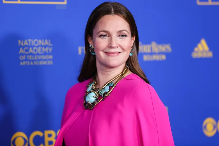 Drew Barrymore, glumica i TV voditeljica, uvijek je odolijevala porivu da ode kod plastičnog kirurga. &quot;Ne želim se boriti protiv prirode.Ostarit ćemo, stvari će krenuti naopako, i to je u redu, to je dio života.&quot;