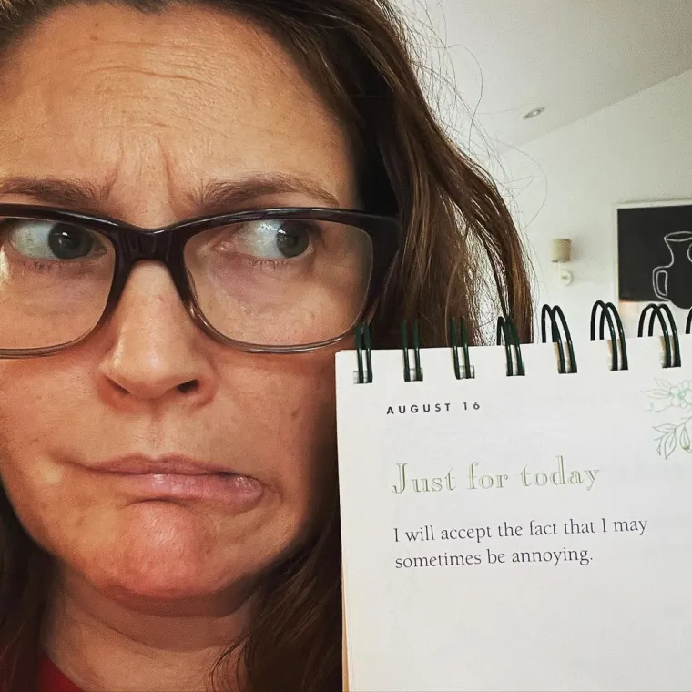 Drew Barrymore pozirala je s naočalama i bez trunke šminke s frizurom koja djeluje poprilično neuredno, no to ovu glumicu previše ne brine.
