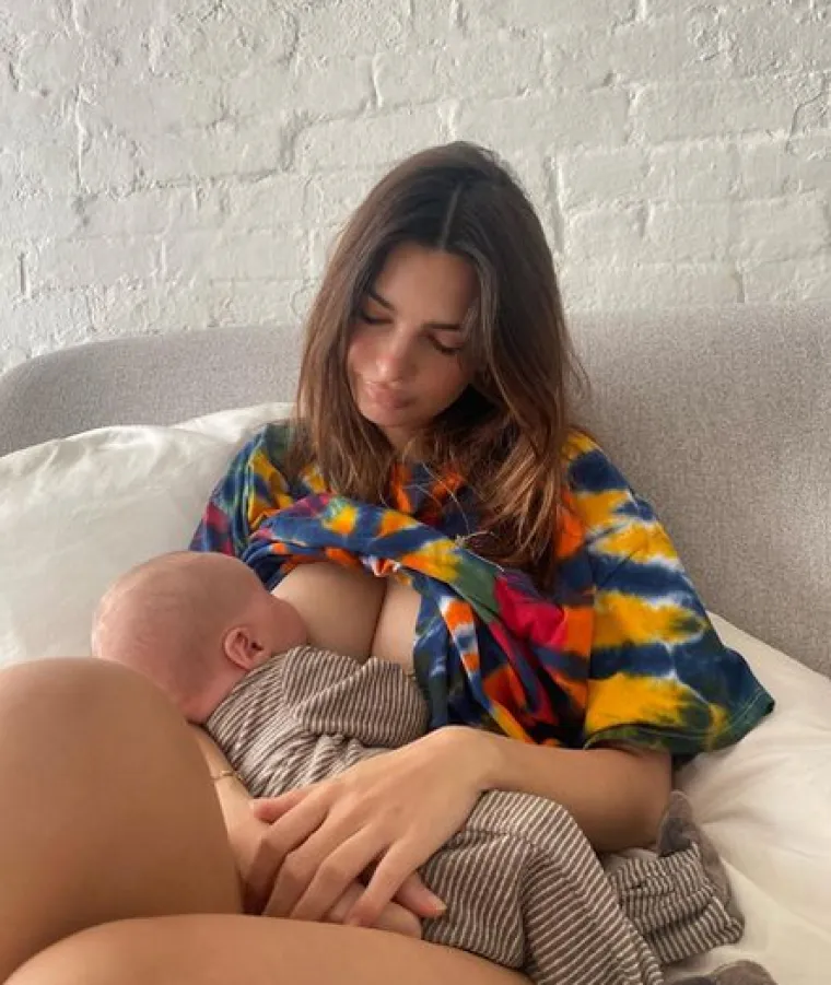 &quot;Ako se čini da uvijek dojim, to je zato što je tako&quot;, šaljivo je napisala Emily ispod jedne od svojih objava na Instagramu.