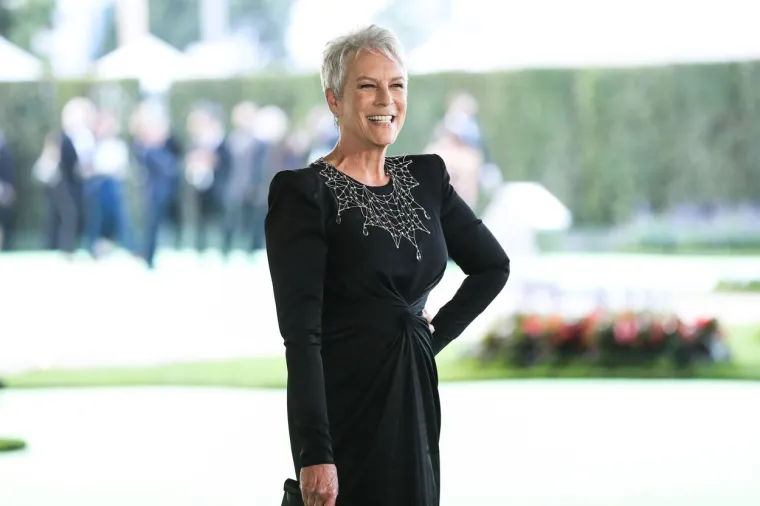 Jamie Lee Curtis nedavno se obratila svojoj publici, govoreći o nečijem iskustvu suočavanja s kontradikcijom između stvarnosti i lažnog svijeta društvenih medija. Tekst je nadopunila svojom fotografijom bez filtera, pokazujući da se ne treba bojati razgolititi sebe.