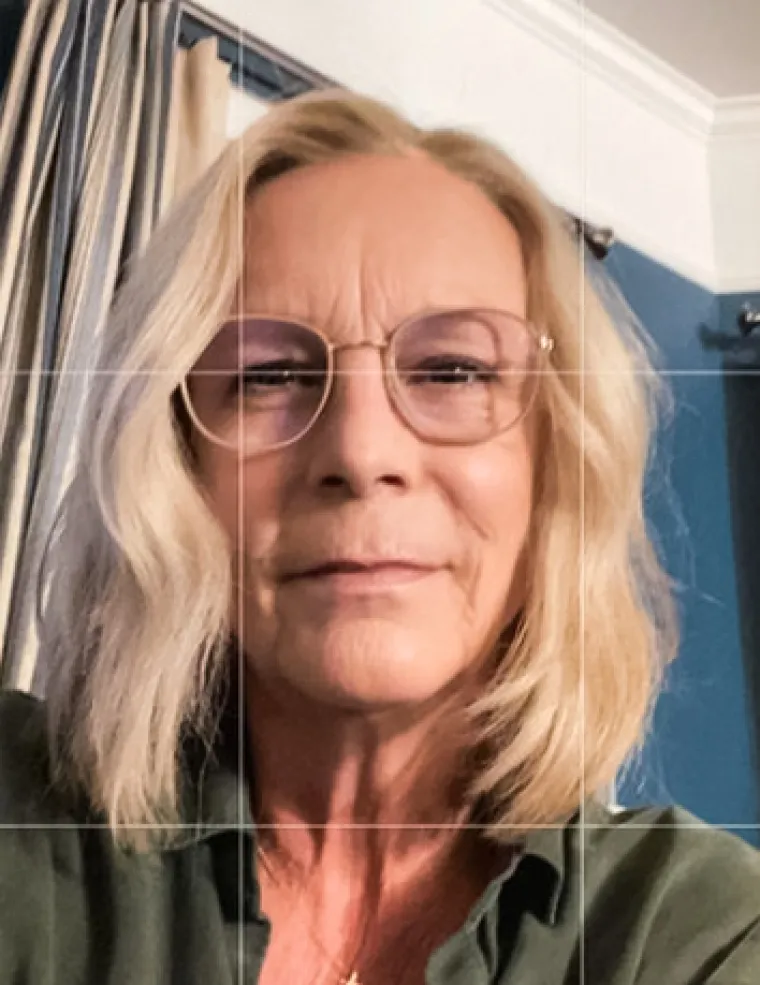 &quot;Je li još netko otvorio svoj telefon i na neki način se suočio sa slikom sebe bez uređivanja?&quot; pitala je. &quot;Često, što je najnelaskavija slika, često gledamo dolje, kako bismo se podsjetili na našu poniznost, ljudskost i nedostatak oholosti u ovom filtriranom svijetu u kojem svi postojimo na ovoj platformi&quot;, dodala je glumica.