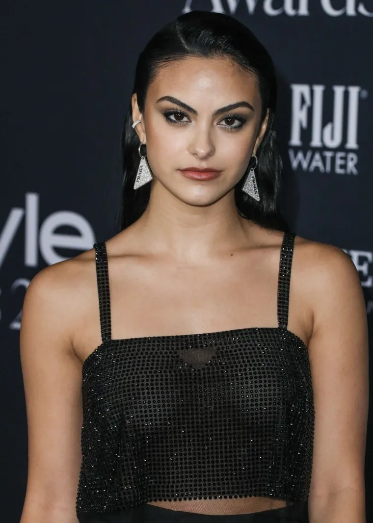 Nakon što je progovorila o epizodama poremećaja prehrane s kojima se Camila Mendes susrela kao tinejdžerica, izjavila je da je &quot;gotova s dijetom&quot; pa pokazala i prirodno lice bez šminke...