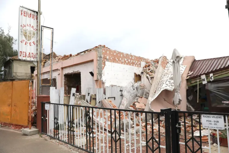 Kr&scaron; i lom u Dubravi: U ru&scaron;enju hotela dio zgrade pao na pečenjaru i prepolovio je