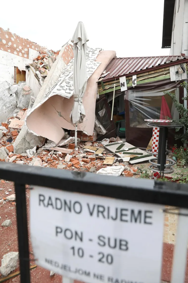 Kr&scaron; i lom u Dubravi: U ru&scaron;enju hotela dio zgrade pao na pečenjaru i prepolovio je