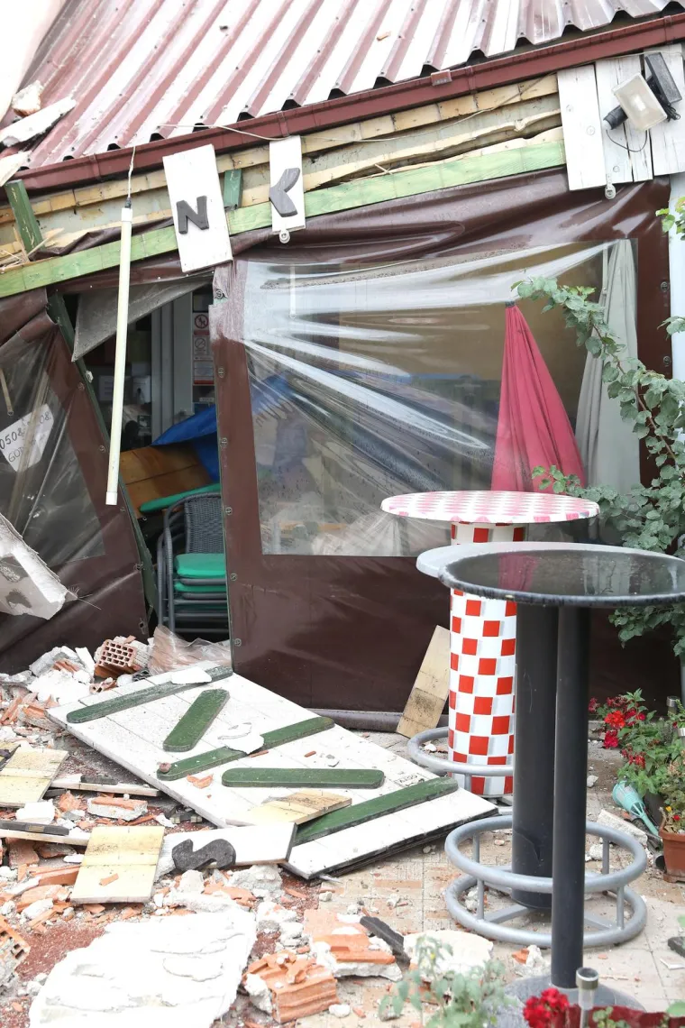 Kr&scaron; i lom u Dubravi: U ru&scaron;enju hotela dio zgrade pao na pečenjaru i prepolovio je