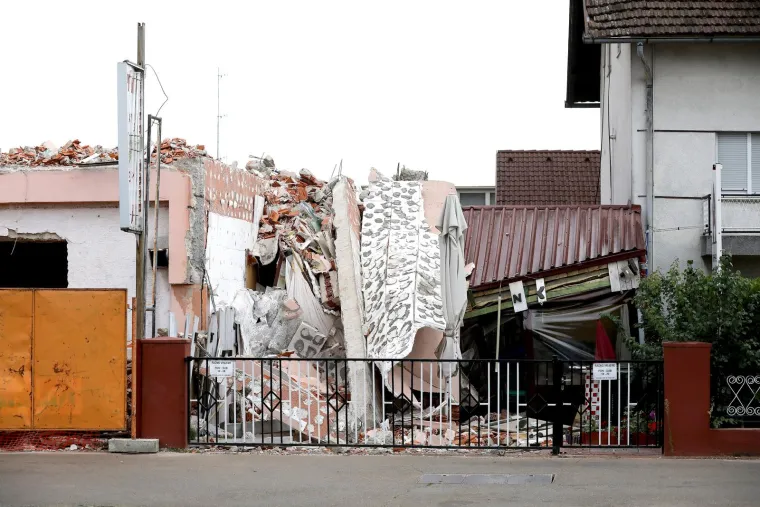 Kr&scaron; i lom u Dubravi: U ru&scaron;enju hotela dio zgrade pao na pečenjaru i prepolovio je