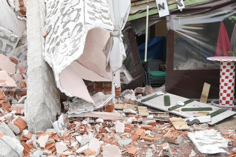 Kr&scaron; i lom u Dubravi: U ru&scaron;enju hotela dio zgrade pao na pečenjaru i prepolovio je