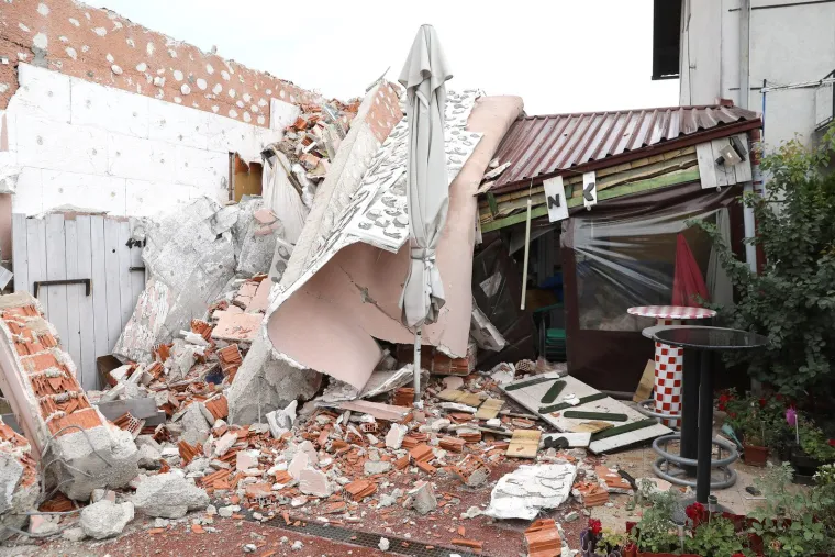 Kr&scaron; i lom u Dubravi: U ru&scaron;enju hotela dio zgrade pao na pečenjaru i prepolovio je