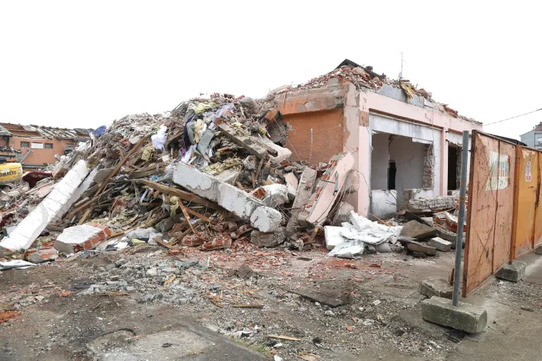 Kr&scaron; i lom u Dubravi: U ru&scaron;enju hotela dio zgrade pao na pečenjaru i prepolovio je