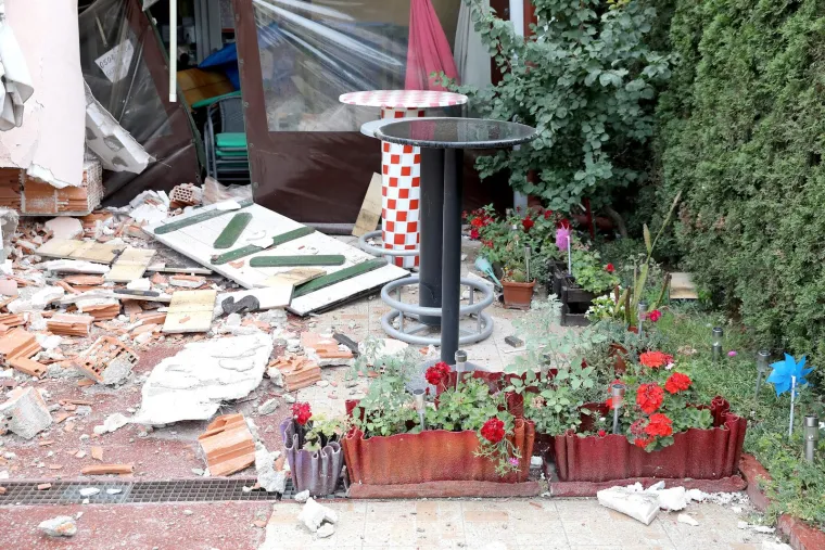 Kr&scaron; i lom u Dubravi: U ru&scaron;enju hotela dio zgrade pao na pečenjaru i prepolovio je