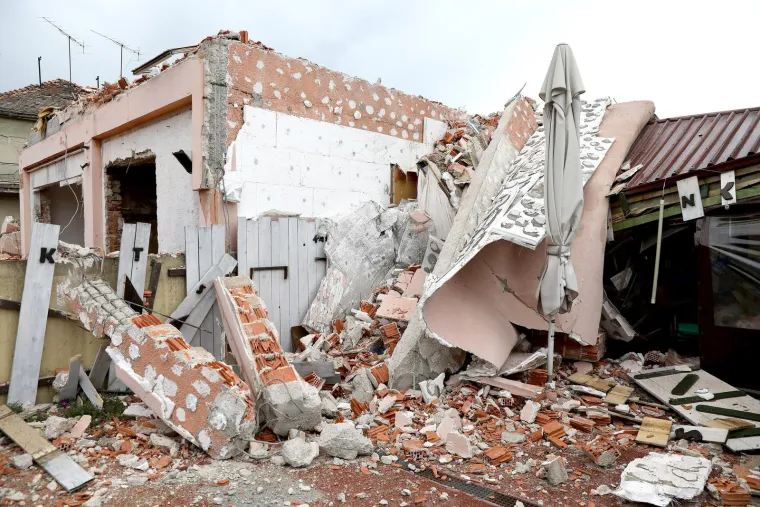 Kr&scaron; i lom u Dubravi: U ru&scaron;enju hotela dio zgrade pao na pečenjaru i prepolovio je