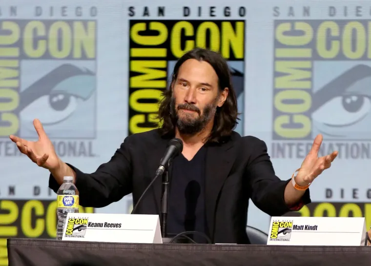 Keanu Reeves ulazi u metro i ustupa svoje mjesto drugim putnicima. Puno je priča o tome koliko je Keanu Reeves zapravo dobar. 2011. video njega u podzemnoj željeznici postao je viralan. U snimci se može vidjeti kako jednostavno sjedi u metrou, a onda kada ugleda gospođu koja mora stajati tijekom vožnje, ponudi joj svoje mjesto, što ona prihvati. Keanu ustaje bez oklijevanja i nastavlja vožnju stojeći.