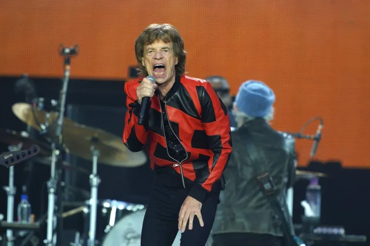 Mick Jagger odbija baciti bilo koju stvar koja prestane raditi i traži načine kako je popraviti. Pjevač je sebe opisao kao “štedljivog” i rekao da nije iz generacije koja može jednostavno baciti računalo ako se pokvari. Rekao je da bi radije vidio auto na popravku nego na otpadu.