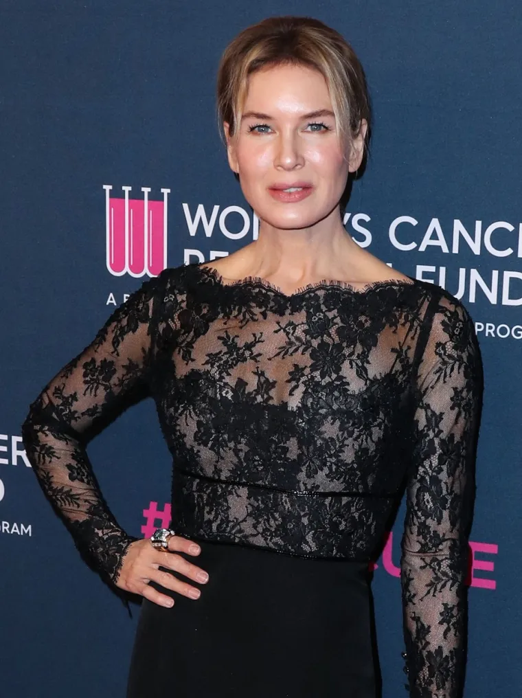 Renée Zellweger kolege su pohvalili da je ostala skromna osoba. Renée je bila glavna zvijezda &quot;Dnevnika Bridget Jones&quot;, a svoju kolegicu Debru Gillett šokirala je ne ponašajući se kao da je iznad svih. Zapravo, Gillett je rekla da je Zellweger &quot;sjedila na kutijama i jela svoj ručak iz kartona za jednokratnu upotrebu kao i ostatak ekipe.&quot; 