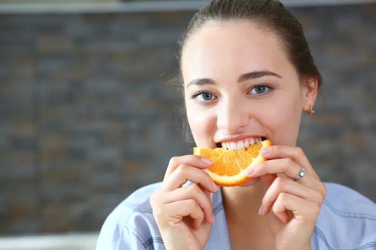 
3. Pomaže vašem tijelu u stvaranju kolagena: Jedna naranča sadrži oko 70 miligrama vitamina C. Ovaj vitalni nutrijent također ima nevjerojatne prednosti, poput poboljšanja apsorpcije željeza, borbe protiv upala i snižavanja krvnog tlaka, a također pomaže u stvaranju kolagena u našim kostima. Kolagen je protein koji naše tijelo proizvodi. Daje strukturnu potporu tkivima i pomaže u važnim procesima, poput oporavka tkiva i imunološkog djelovanja. Kako starimo, proizvodnja kolagena se usporava, a elastin se gubi, što rezultira starenjem, a koža izgleda opušteno i suho.
Nije moguće u potpunosti zaustaviti gubitak kolagena jer je to dio starenja, ali možemo pokušati usporiti proces, a ako pojedete jednu naranču dnevno, mogli biste uočiti razliku.
